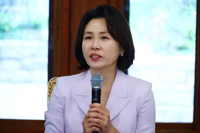 김혜경 여사가 10월 26일 청와대 상춘재에서 열린 오월어머니집 전·현직 임원 초청 오찬 간담회에서 인사말을 하고 있다. ⓒ뉴시스