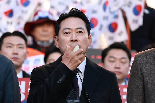 장동혁 국민의힘 대표가 28일 서울 송파구 올림픽공원을 방문해 선관위 특검 현장 검증 관련 입장을 밝히고 있다. 뉴스1