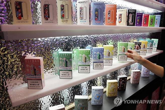정부, 궐련형, 액상형 전자담배 유해성분 검사 결과 공개 (서울=연합뉴스) 김주형 기자 = 정부가 권련, 궐련형, 액상형 전자담배 등에 대한 유해 성분 검사 결과를 공개한 29일 서울의 한 전자담배 가게에 다양한 액상형 전자담배가 전시되어 있다.
정부가 처음 실시한 담배 유해 성분 검사 결과에서 니코틴, 타르 외에 포름알데히드를 비롯한 다양한 1군 발암물질이 확인됐다.
이러한 발암물질은 궐련, 궐련형 전자담배뿐만 아니라 액상형 전자담배에서도 대부분 검출됐다.
정부는 국내 제조·수입 담배 제품 465개의 품목별 유해 성분 검사 결과를 담배유해성관리정책위원회 심의를 거쳐 처음 공개했다. 2026.10.29 kjhpress@yna.co.kr