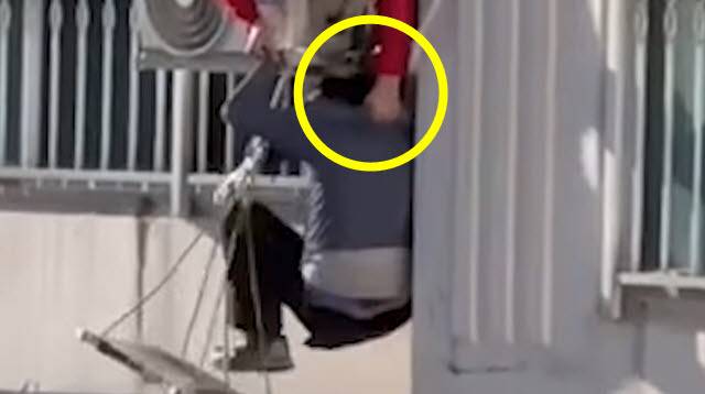 충남 당진 아파트 14층에서 안전끈이 끊어진 외벽 작업자의 발은 공중에 떠 있고 그를 몽골인 잔단바트 씨가 꽉 붙들고 있다. (사진=연합뉴스)