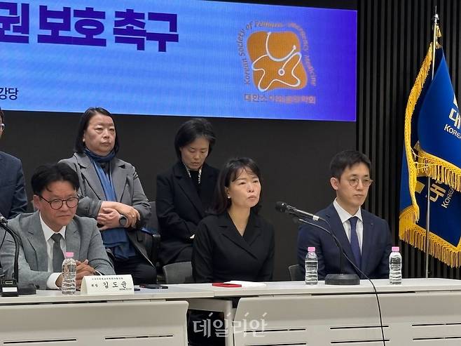 이지숙 아주대병원 소아전문응급의료센터장(가운데)이 30일 서울 용산구 대한의사협회 회관에서 열린 ‘소아응급실 압수수색 규탄 및 진료권 보호 촉구’ 긴급 기자회견에서 발언하고 있다.ⓒ데일리안 김효경 기자