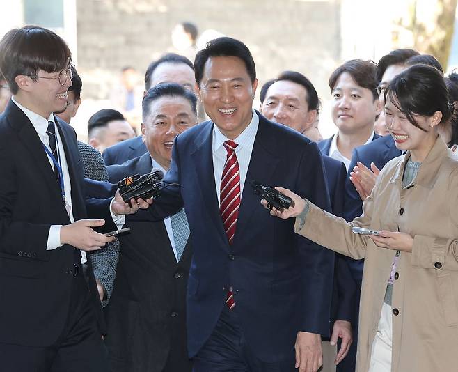 오세훈 서울시장이 서울시장직 유지 여부가 달린 '명태균 여론조사 대납 의혹' 항소심 선고일인 지난 23일 서울 서초구 서울고등법원에 도착해 법정으로 향하고 있다. ⓒ연합뉴스
