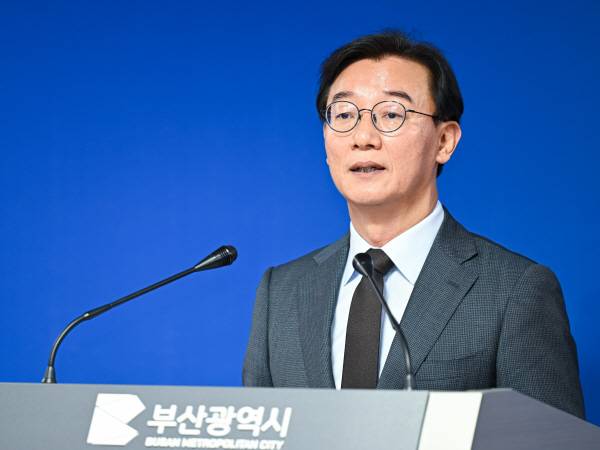 전재수 부산시장이 기자회견장에서 발언하는 모습. 국제신문DB