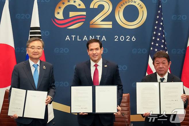 30일(현지시간) 조현 외교부 장관(왼쪽)과 마코 루비오 미 국무부 장관(가운데), 모테기 도시미쓰 일본 외무상은 미국 조지아주 애틀랜타에서 '한미일 북극·태평양 파트너십'(Trilateral Arctic Pacific Partnership) 창설을 위한 협력각서(MOC)에 서명했다. (외교부 제공) 2026.10.30