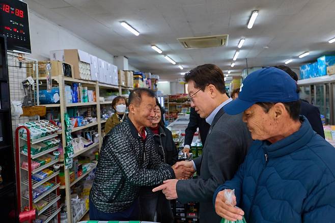 이재명 대통령이 31일 농어촌 기본소득 시범지역인 경상북도 청송군 진보면 ‘진보전통시장’ 인근 상권을 방문해 상인과 악수를 하고 있다. 청와대 제공