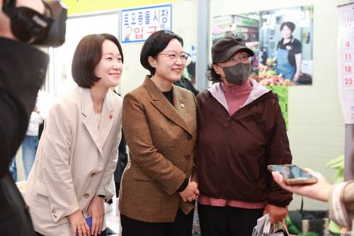 이소영 중소벤처기업부 장관(왼쪽부터)과 한성숙 국무총리가 31일 경상북도 안동시 옛 안동역 일원 인근 점포를 방문하여 소상공인들을 격려하고 있다.
