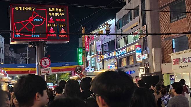 31일 오후 8시 30분쯤 할로윈 행사를 즐기기 위해 서울 마포구 홍대 레드로드를 찾은 인파. 서울 실시간 도시데이터에 따르면 이날 오후 8시 기준 홍대 관광특구에는 약 12만명에서 12만5000명의 인파가 몰렸다. 노유림 기자