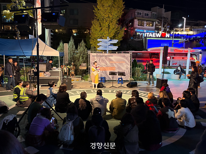 31일 서울 용산구 녹사평역 광장에서는 시민단체 ‘이태원을 기억하는 호박랜턴’ 등 주최로 ‘10·29 이태원 참사 4주기 핼러윈 액션: 불빛과 소음이 되어 함께 일렁일 때’가 열리고 있다. 김은송 기자