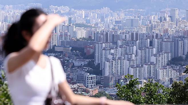 서울 시내 아파트 단지 전경. 대출 규제와 금리 압박 여파로 매수세가 위축되면서 서울 아파트 매매 시장에는 짙은 관망세가 이어지고 있다. 뉴스1