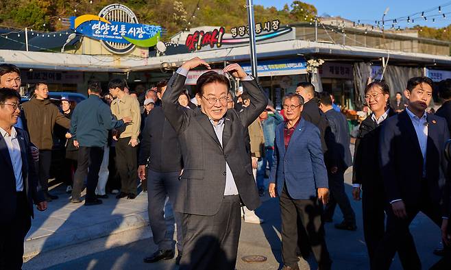 이재명 대통령이 31일 경북 영양전통시장을 방문, 주민들과 인사하고 있다. 청와대 제공