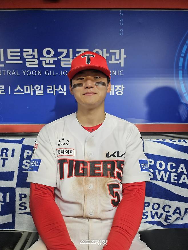 KIA 김도영이 30일 광주-기아챔피언스필드에서 열린 플레이오프 4차전 승리 뒤 인터뷰 하고 있다. “오늘은 턱을 들 힘이 없다”며 웃고 있다. 광주 | 김은진 기자
