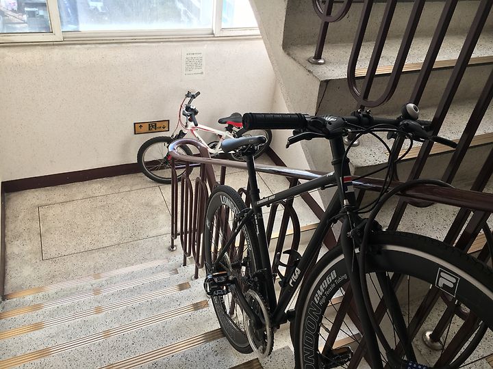 아파트 계단 자전거