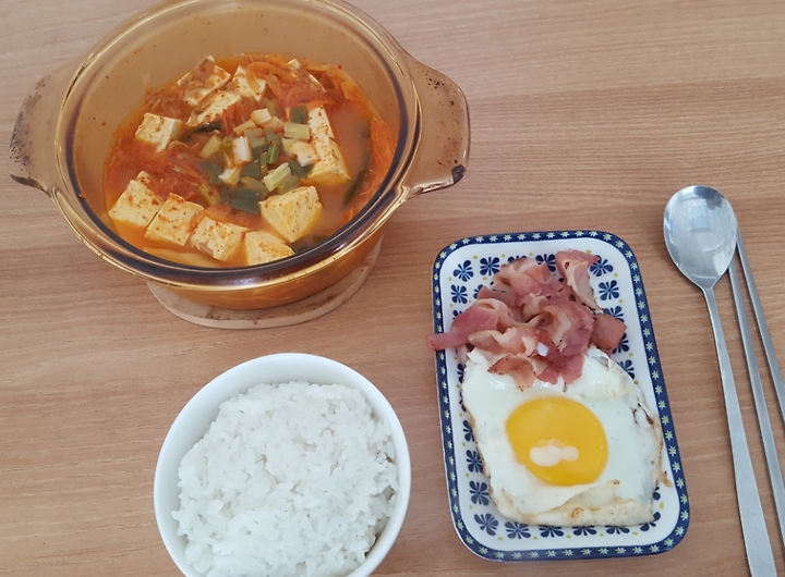 일주일 식단. 토요일 아침식사 김치찌개 계란후라이
