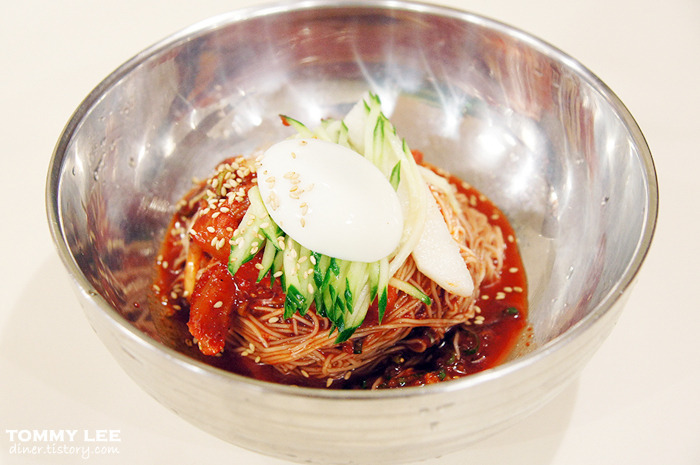겨울에 더욱 맛있는 회냉면 | 명동 함흥면옥