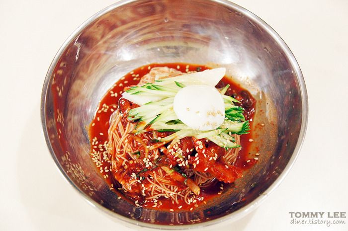 겨울에 더욱 맛있는 회냉면 | 명동 함흥면옥