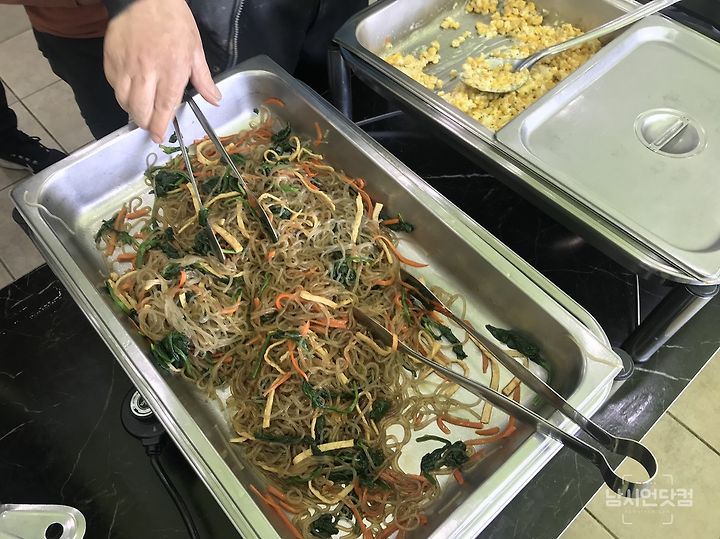 안동 강변 만남의뷔페에서 먹방찍는 중