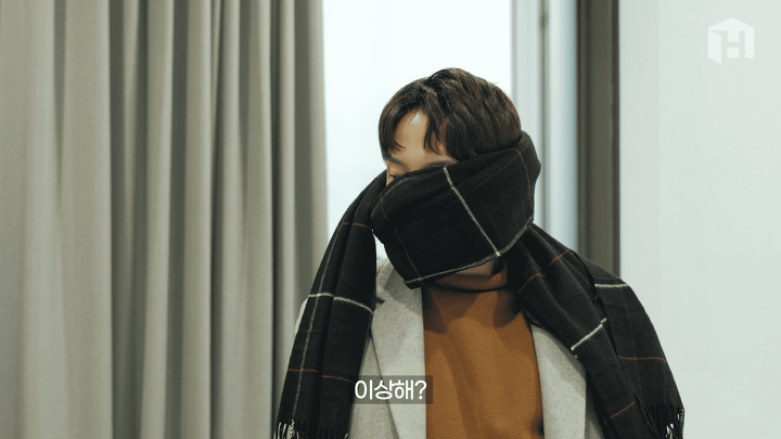 따뜻함도 스타일도 놓치지 않는 가장 쉬운 방법? 목도리 잘 매는 꿀팁 3가지