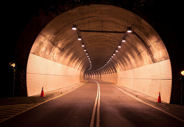 터널에 주황색 조명만 쓰이는 이유