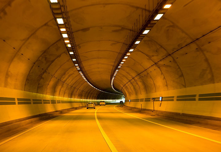 터널에 주황색 조명만 쓰이는 이유