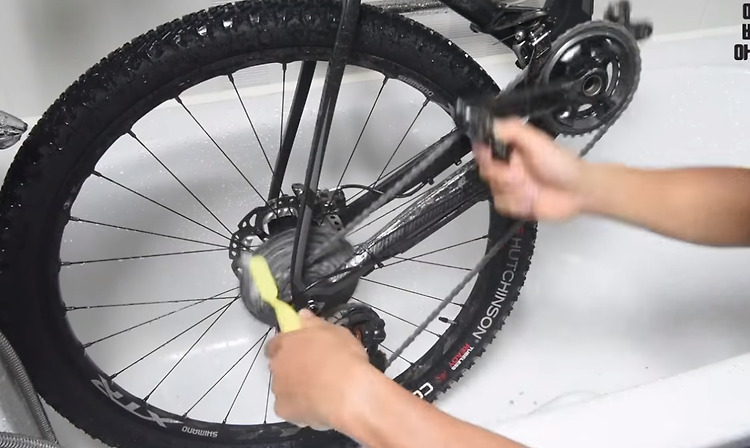 자전거 체인 오일바르는법