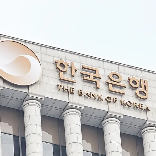 한국 은행 금통위 위원, 긴축 전망과 경기 하방 위험 언급