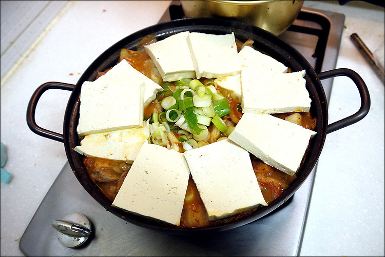 김치찌개는 맛있는데 뭔가 슬픈 이야기