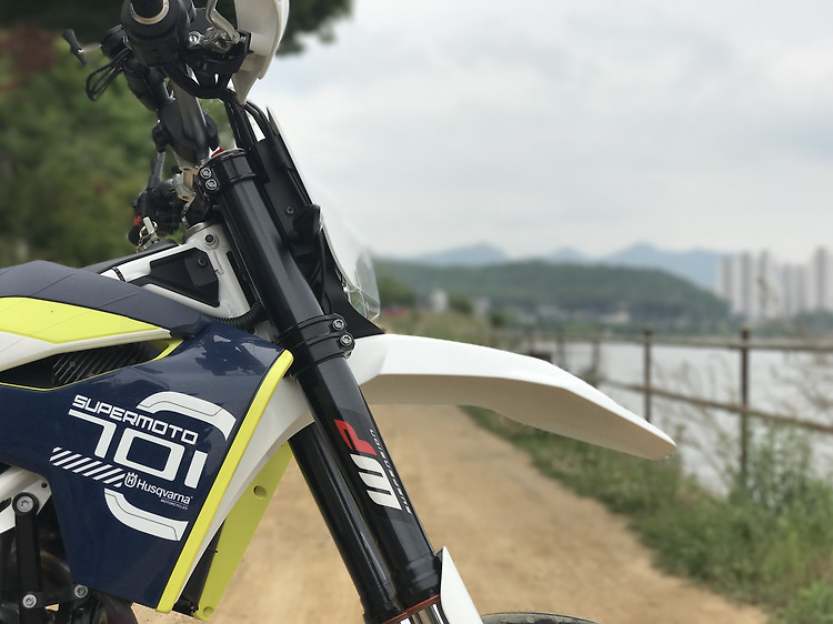허스크바나 701 슈퍼모토 1,000km 시승기, Husqvarna 701 supermoto 포스트 썸네일