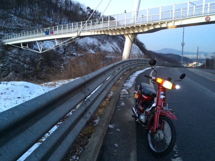교통문화 후진국에서 오토바이 안전하게 운전하는 법, 올드바이크 DH88 연비 기록, 하오개로 정상 겨울 경치 포스트 썸네일