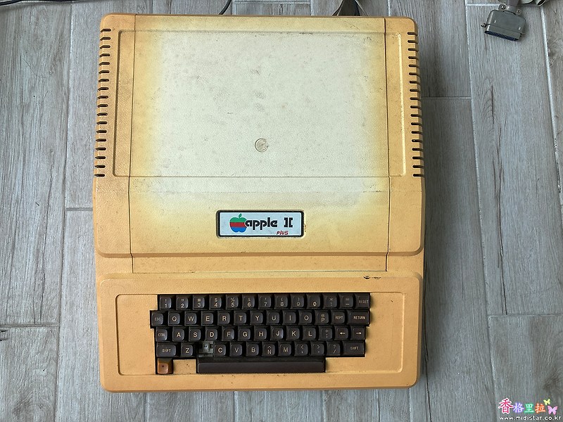 애플의 초창기 퍼서널 컴퓨터 Apple II Plus