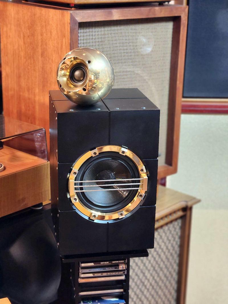 MSD(Metal Sound Design) MINIMAL 2B SPEAKER 입니다. -전용스텐드 포함-