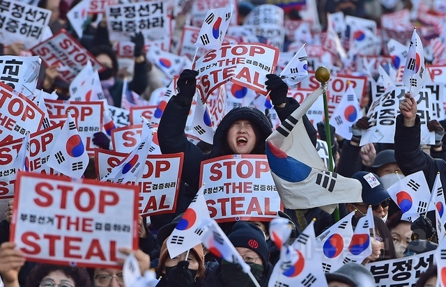 태극기와 성조기, 그리고 공산주의 깃발… 어느 쪽에 설 것인가