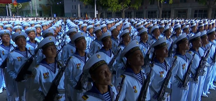 북한 <b>김정은</b> 열병식 <b>신형</b> ICBM 공개 전쟁 억제력 언급