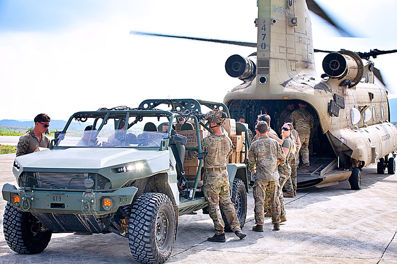 Balikatan 25 지원 미 Task Force Gimlets, CH-47과 ISV 공수