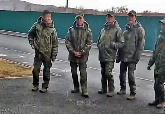 <b>젤렌스키</b> “<b>북한군 포로</b>, 韓 안 보내…우크라인과 <b>교환</b>할 것”
