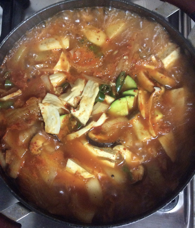 엄마 생각나는. 김치찌개 맛있게 끓이는 법. feat.엄마표 묵은지와 돼지고기.