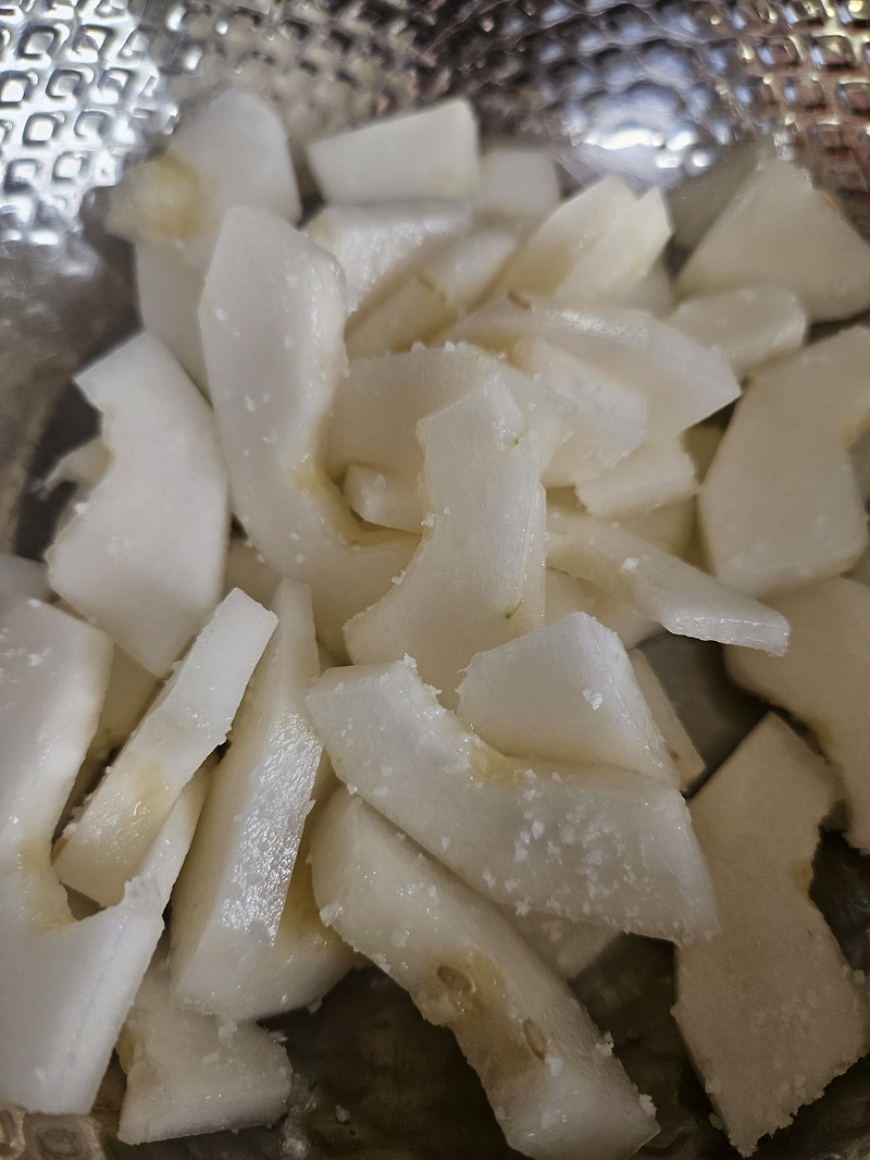 맛없는 참외, 버리지 마세요! 새콤달콤 ‘참외 무침’ 활용법