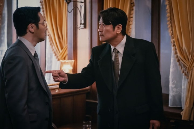 <b>삼식이</b> 삼촌-<b>송강호</b>가 하드캐리한 한국 격변기, 강렬하게... 