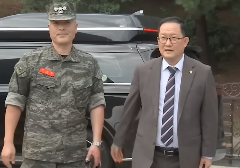 박정훈 전 수사단장, <b>유재은</b> 국방부 <b>법무관리관</b> 엇갈린 증언