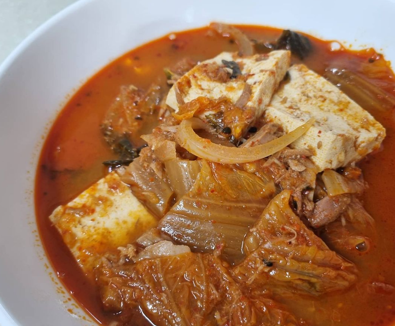 참치김치찌개 맛있게 담백하게 끓이는 레시피 <만들기 난이도 최하>” style=”width:100%”><figcaption>참치김치찌개 맛있게 담백하게 끓이는 레시피 <만들기 난이도 최하></figcaption></figure>
<p style=