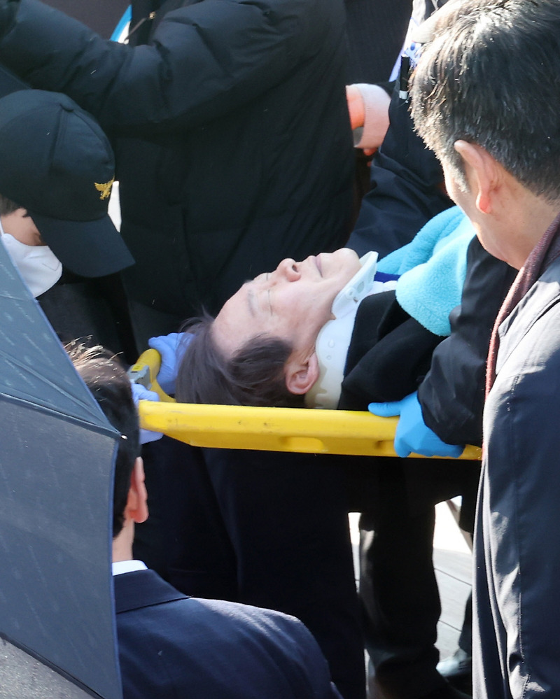 <b>이재명</b> <b>부산</b>에서 흉기 피습... 범인의 정체는?