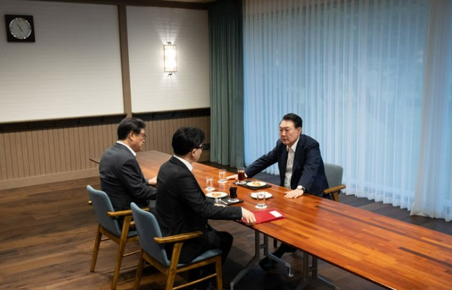 윤석열에게 면박 당한 <b>한동훈</b>, 김건희 물 먹일까 <b>사퇴</b>할까... 