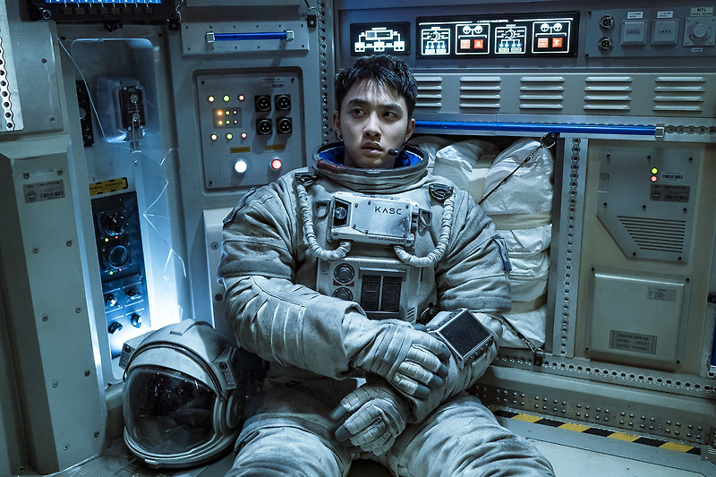 영화 '더 문', 설경구가 밀고 <b>도경수</b>가 이끈 한국 SF 영화