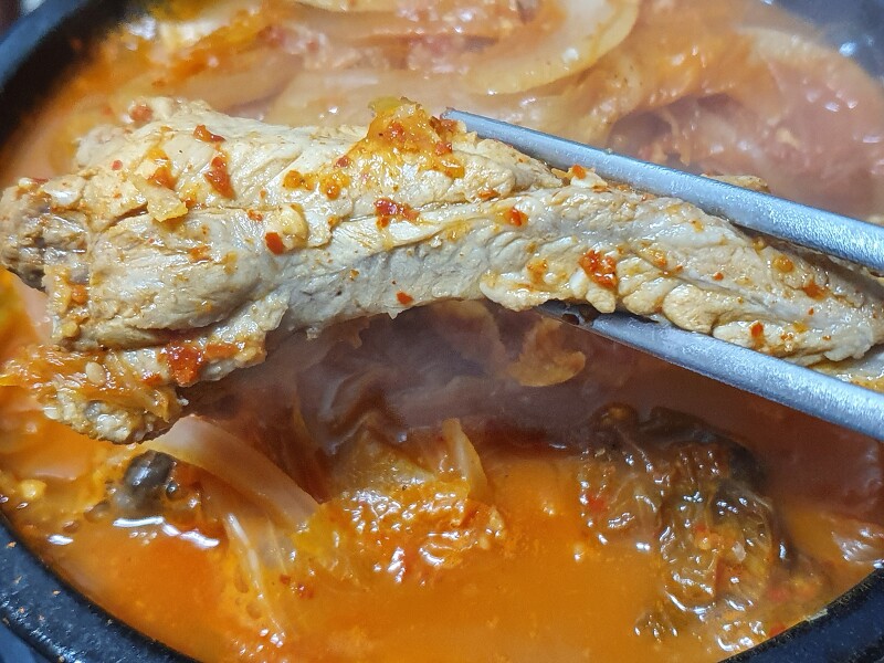 얼큰하고 찐한~ 돼지등갈비 김치찌개 만들기