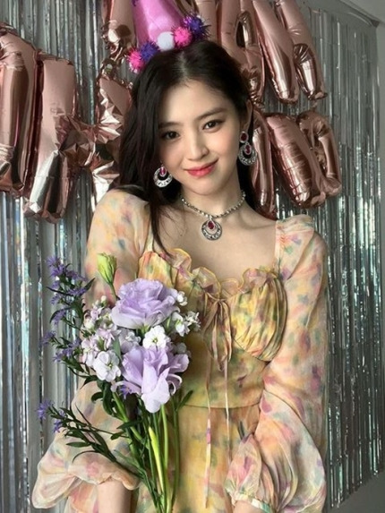 <b>한소희</b>, <b>생일</b>파티에서 착용한 화려한 <b>공주</b>풍 목걸이와 귀걸이의... 