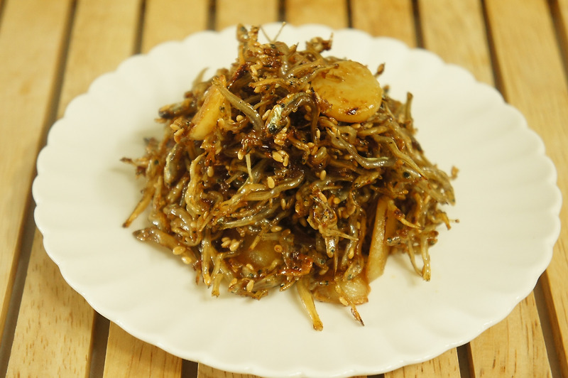멸치볶음 맛있게 만드는법 마늘 넣은 바삭한 멸치볶음