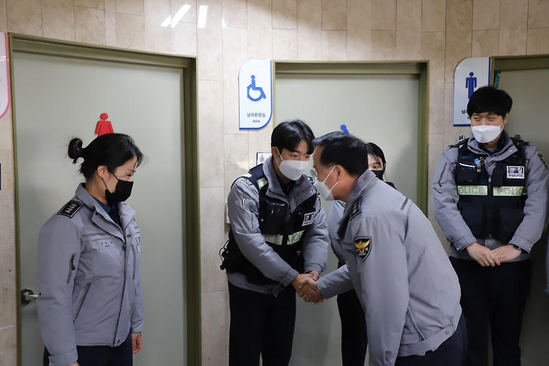 (남대문) 김광호 <b>서울</b><b>경찰</b>청장이 <b>서울역</b>파출소에 온 사연은?