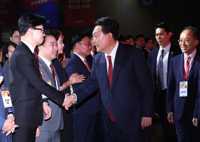 국민힘당 새 대표에 <b>한동훈</b>... <b>대통령</b>과 관계·계파갈등·거야... 