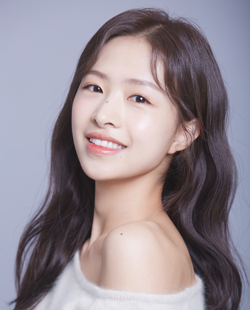 <b>김채원</b>(<b>에이프릴</b>) 나이 과거 프로필 루머 근황