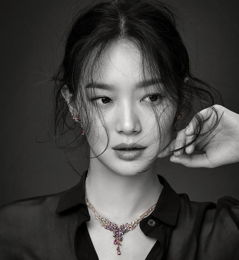 신민아 과거와 나이, 기부