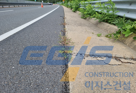 도로 안전시설 정비 공사 중 갓길 노면 보수